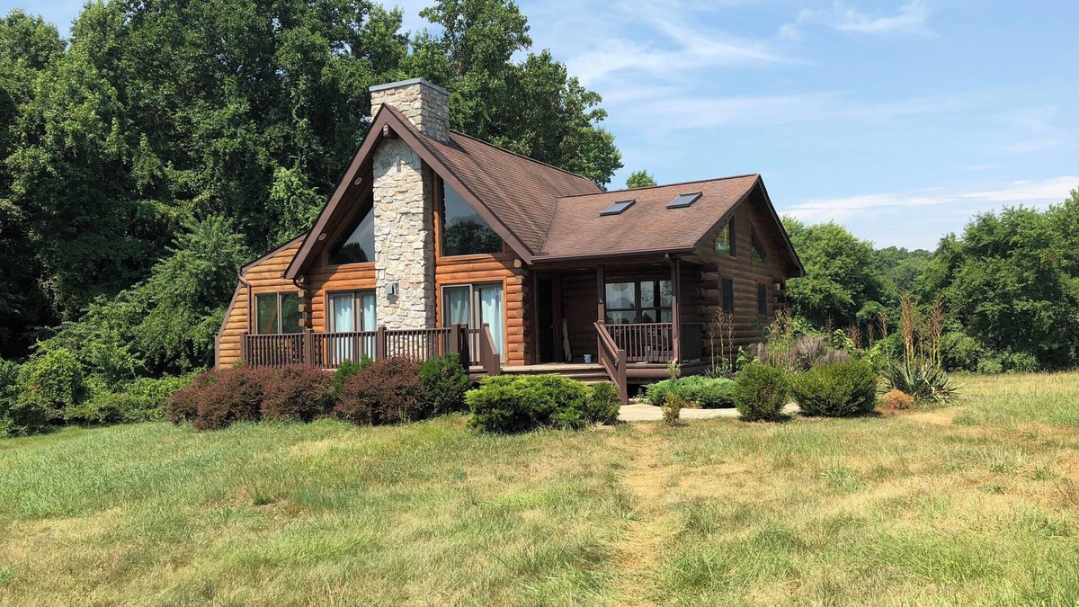 Elkton Cabin | Charming 2-bedroom cabin close to Fair Hill on horse farm