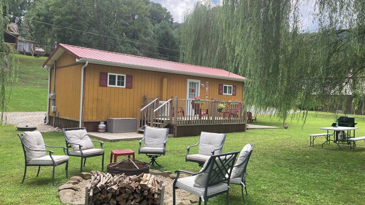 Matewan Cabin | Charming 2-bedroom cabin uwith WiFi, AC in amazing McCarr