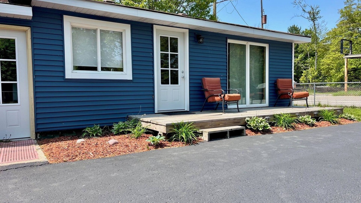 Oscoda Cabin | Charming 2-bedroom cabin with WiFi, AC in serene Oscoda