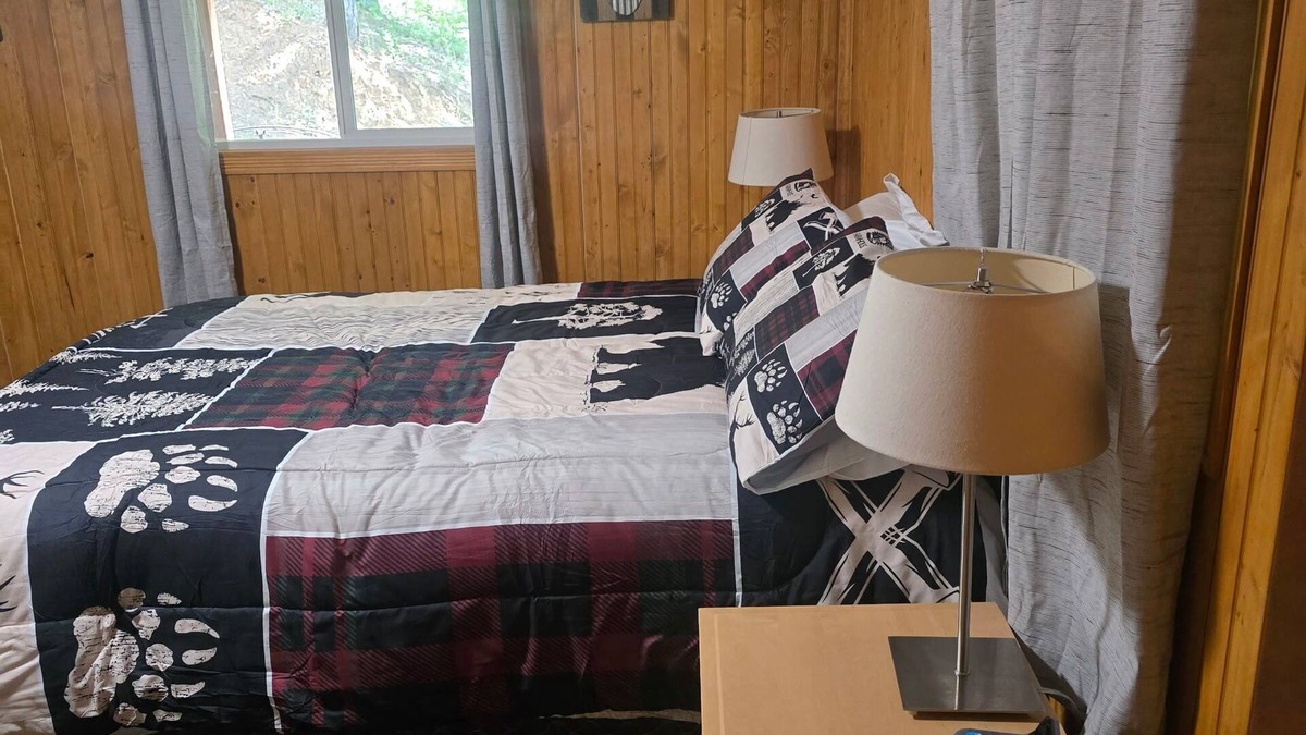 Phoenix Lake-Cedar Ridge Cabin | Charming 2-bedroom cabin in Sonora with WiFi and ACnWith private lake n
