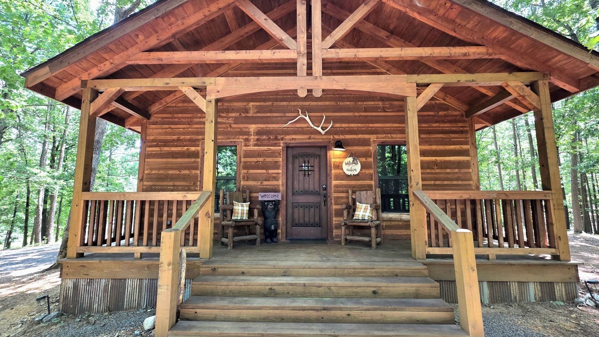 Board Camp Cabin | Charming 2-bedroom cabin with WiFi, AC, Cell Service, 3 miles to Wolf Pen Gap