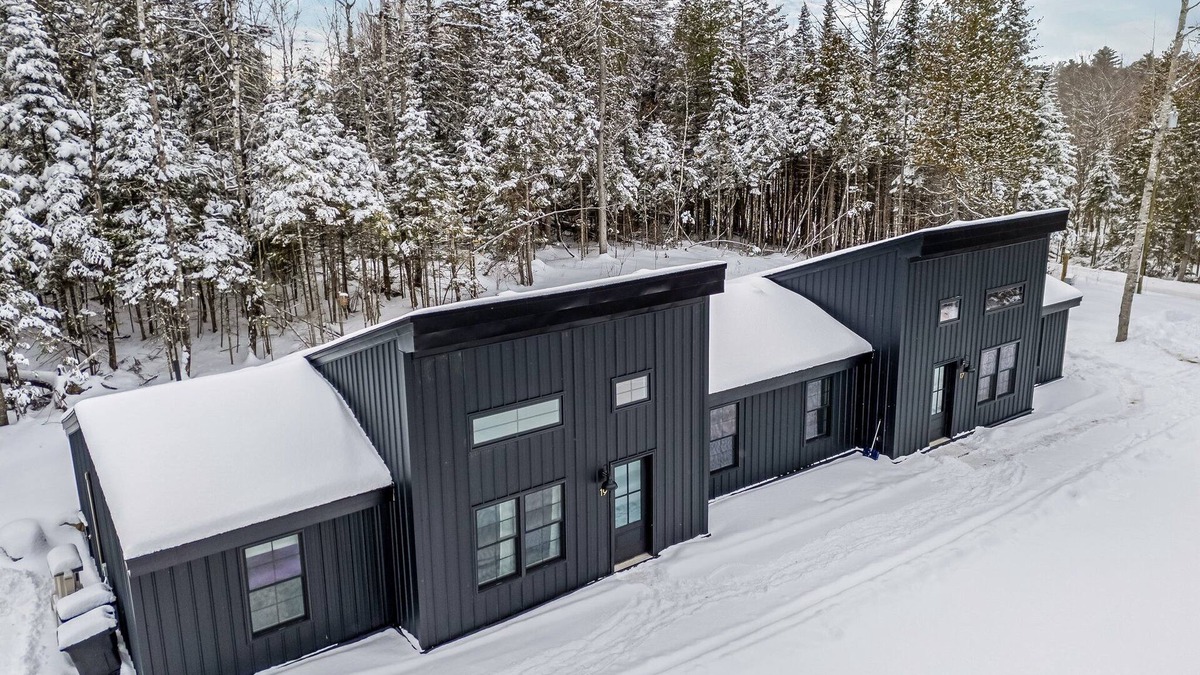 Glenburn Ski Chalet | Charming 2-bedroom chalet with jacuzzi WiFi and AC in Glenburn
