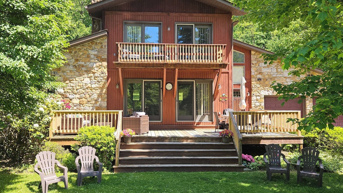 Hostetter Ski Chalet | Charming 2-bedroom chalet style house in the country in delightful Latrobe