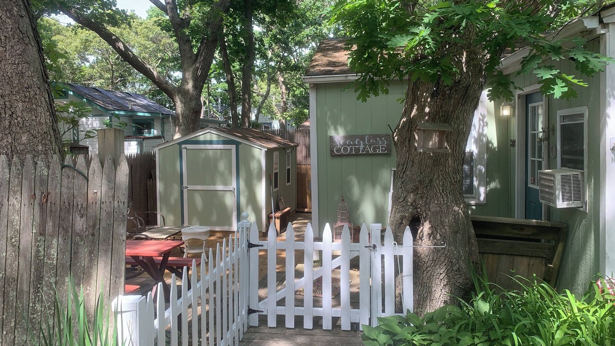 Baiting Hollow Cottage | Charming 2-bedroom cottage in wonderful Northfork Long Island, Baiting Hollow.