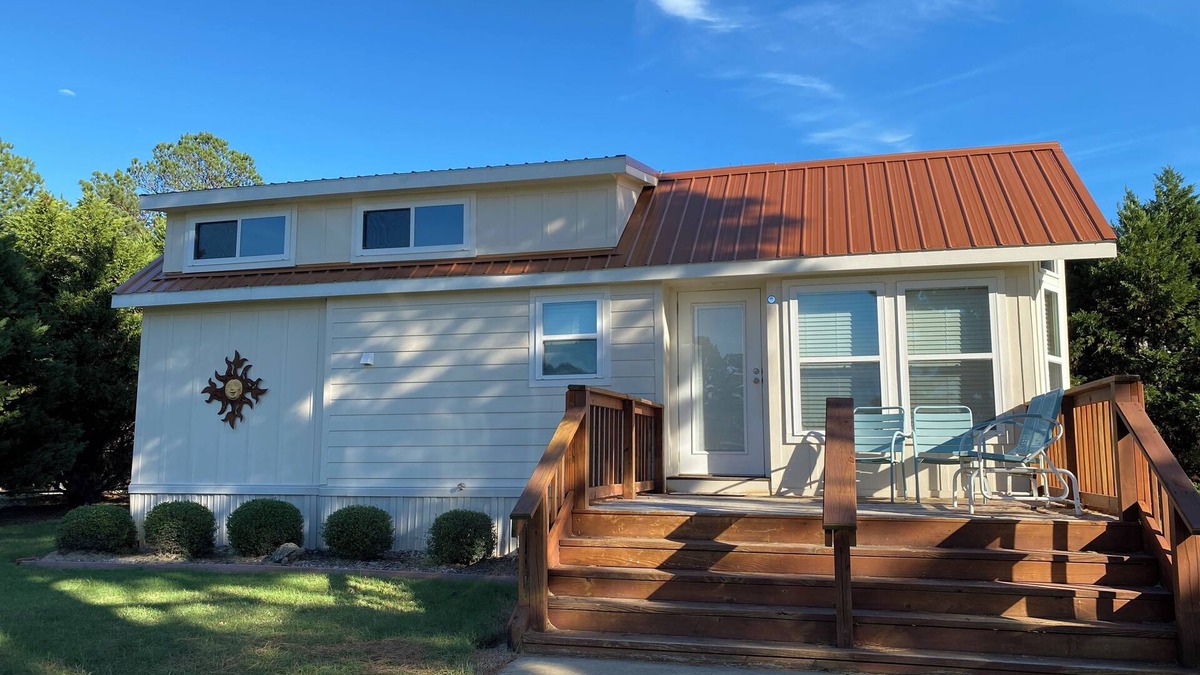 Palestine Cottage | Charming 2-bedroom cottage in the country located on wedding venue property!