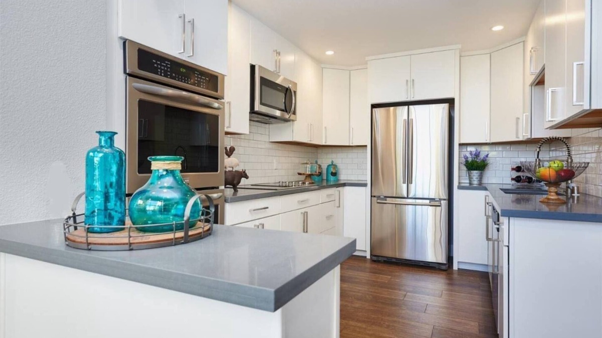 San Mateo Park Condo | Charming 2-bedroom condo in San Mateo with WiFi and AC and office space