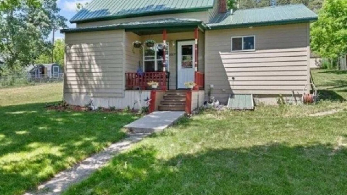 Whitewood House | Charming 2-bedroom cottage 8 miles from Sturgis with WiFi, AC and parking space!