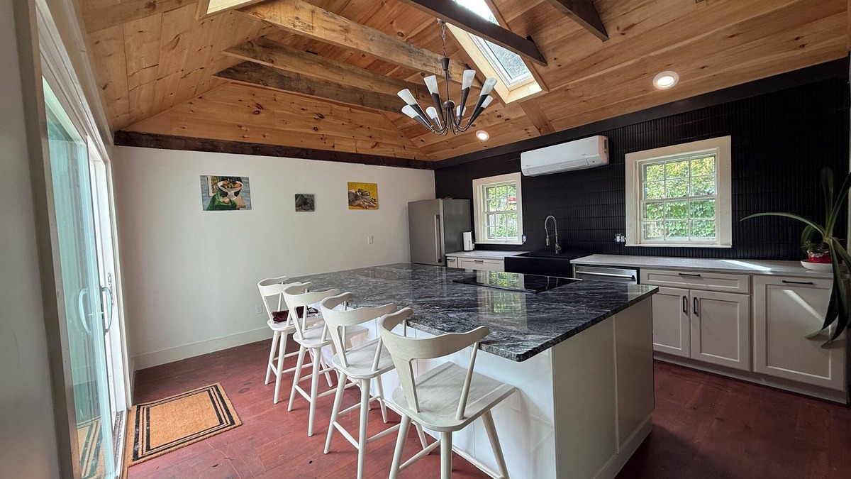 Woodstock House | Charming 2-bedroom country village house with AC in East Woodstock