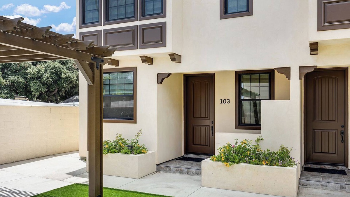 Mid Central Condo | Charming 2-bedroom condo with WiFi, AC in beautiful Pasadena