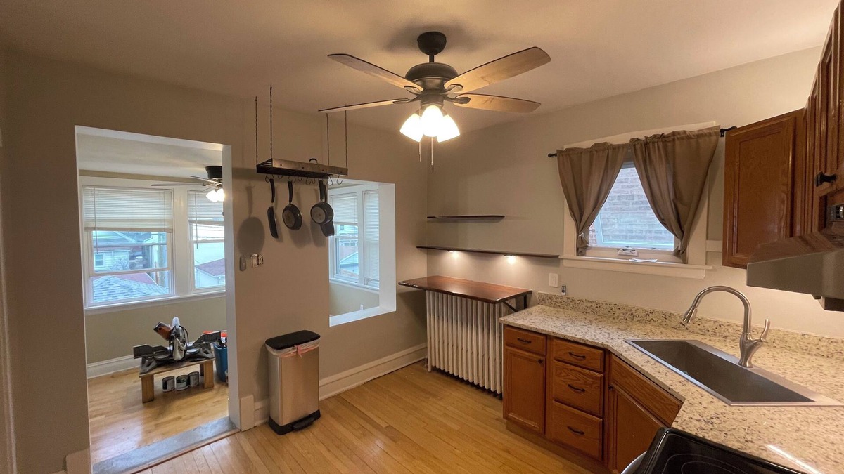Jefferson Park Condo | Charming 2-bedroom condo with WiFi, AC in lovely Chicago. Ample parking,