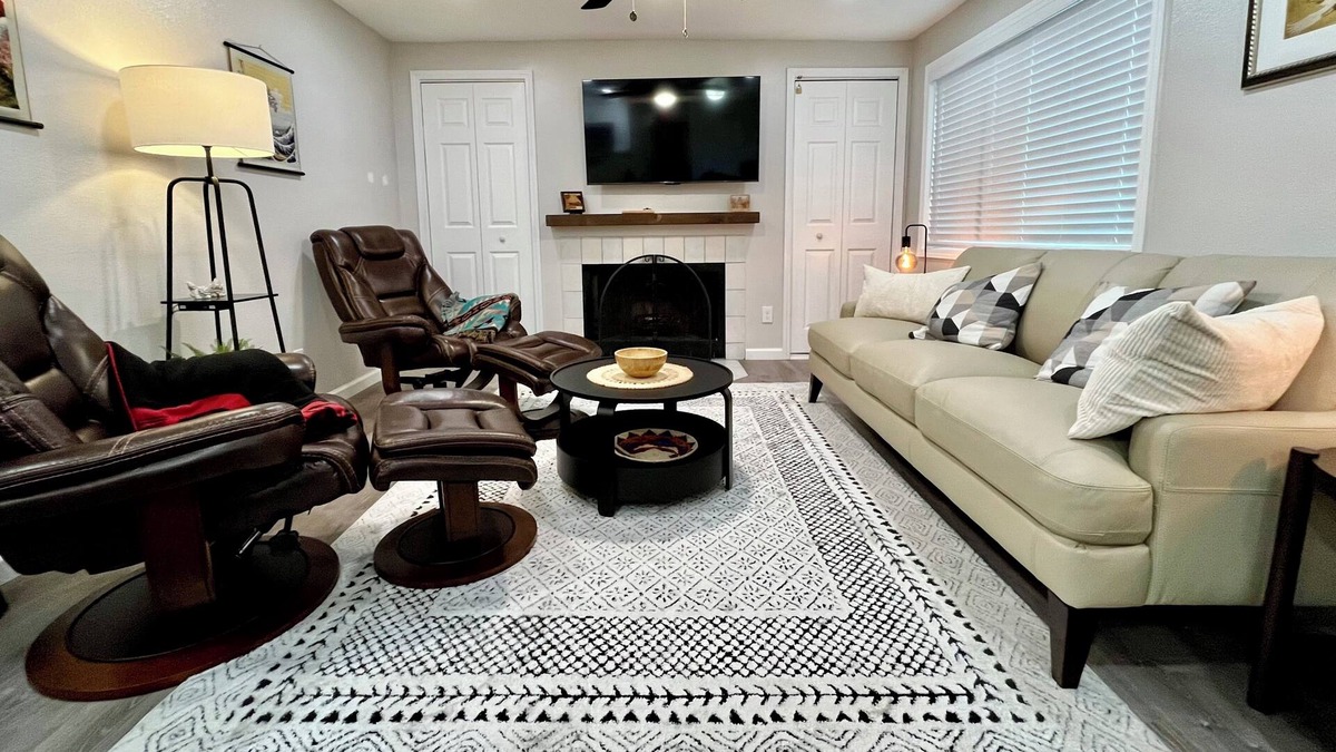 Tukwila Condo | Charming 2-bedroom condo near SeaTac airport