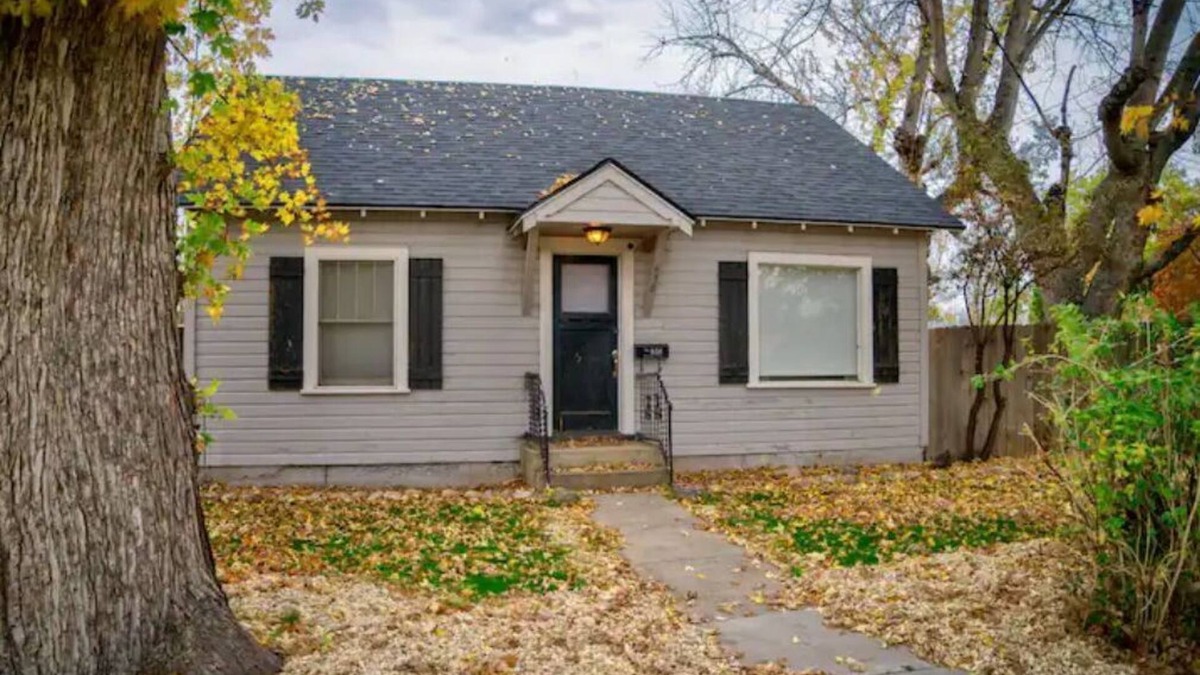 Meridian House | ✮ Charming 2-bedroom Cottage in Oldtown Meridian ✮