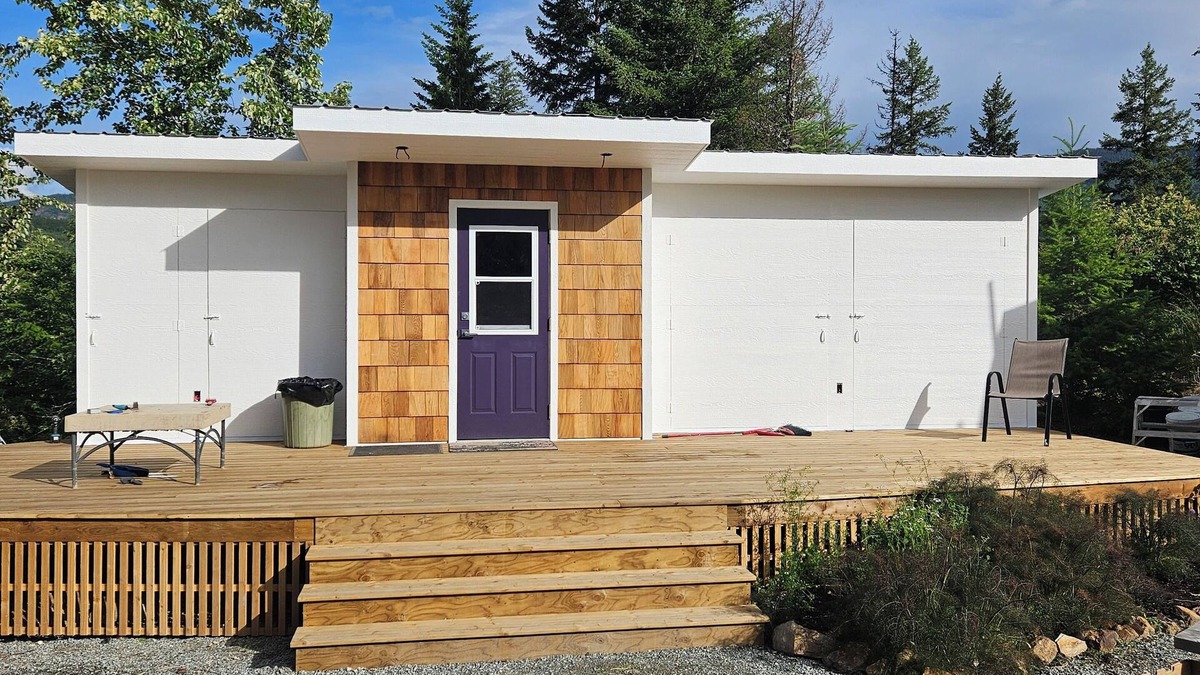 Ashton Creek Cottage | Charming 2-bedroom cottage in Enderby with AC, WiFi and Kitchenette.