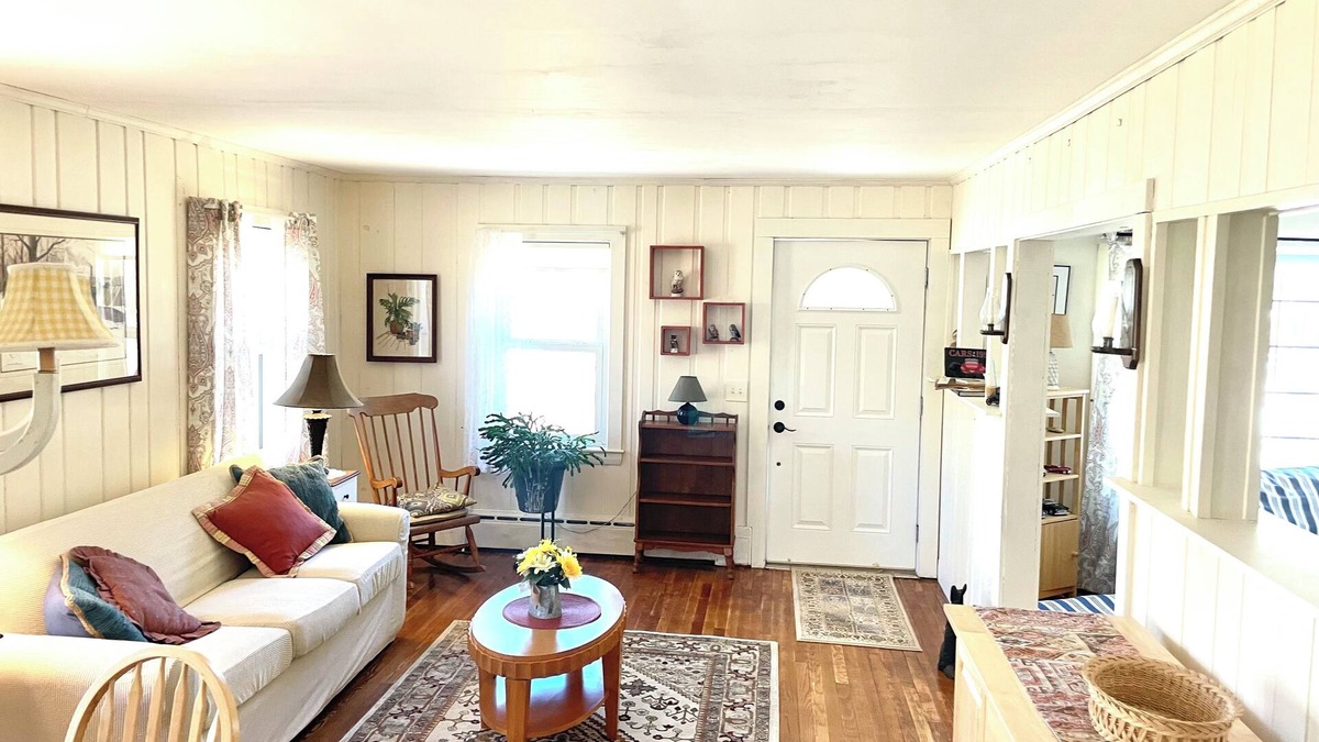 West Harwich Cottage | Charming 2-bedroom cottage in fabulous Harwich with WiFi, AC