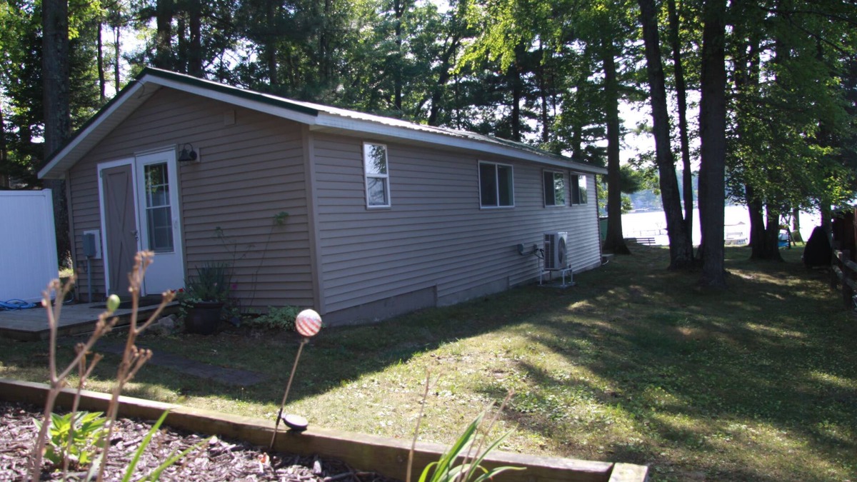 Mecosta Cottage | Charming 2-bedroom cottage on all-sports Pretty Lake in Mecosta MI