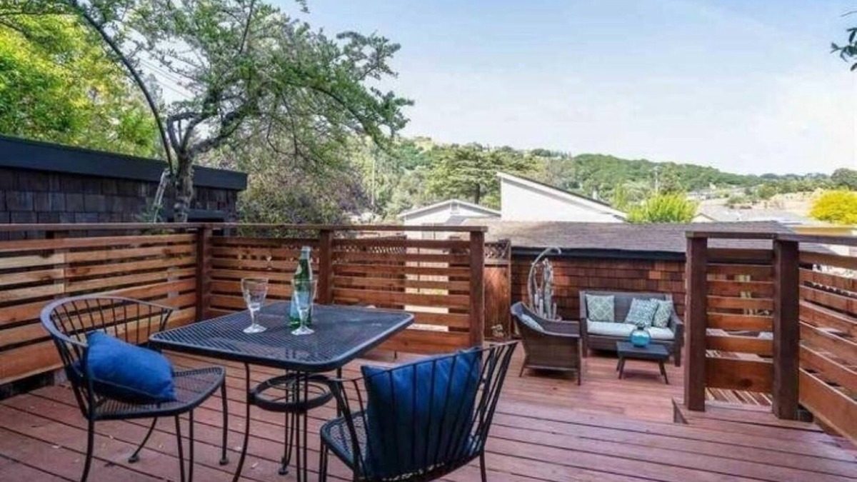 Oakland House | Charming 2-bedroom cottage house with natural outdoor surroundings in the hills