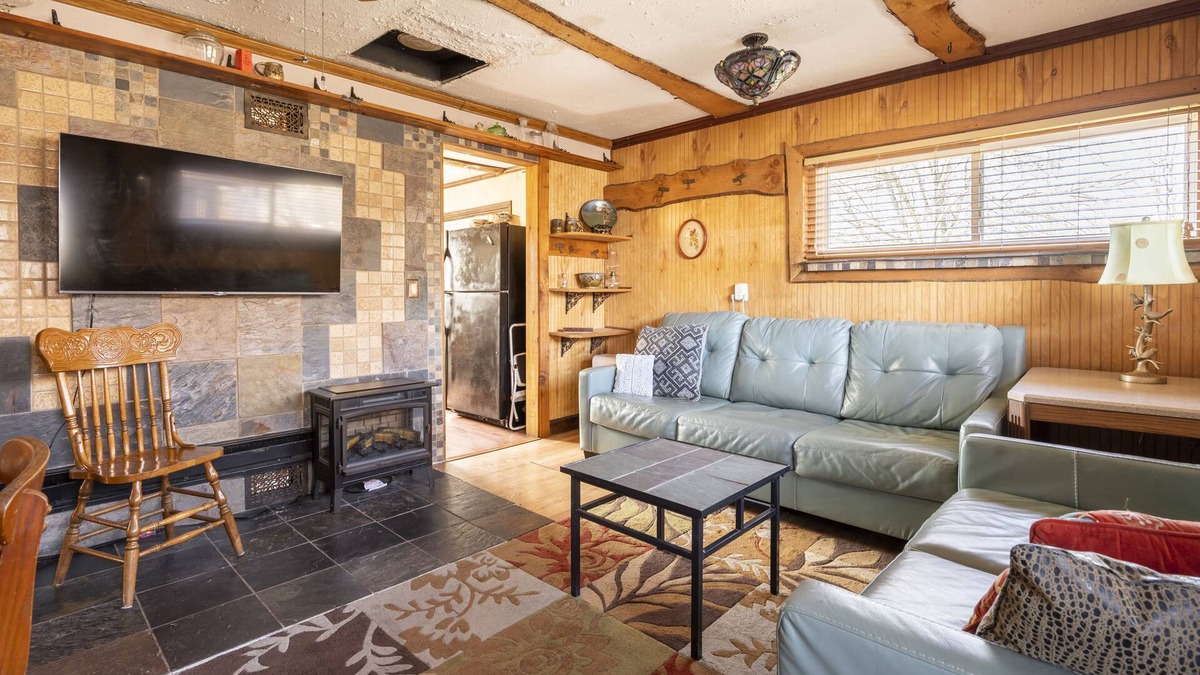 Pomeroy Cabin | Charming 2-bedroom Cottage,rural Southern Ohio. Porch & yard. Pet & kid friendly