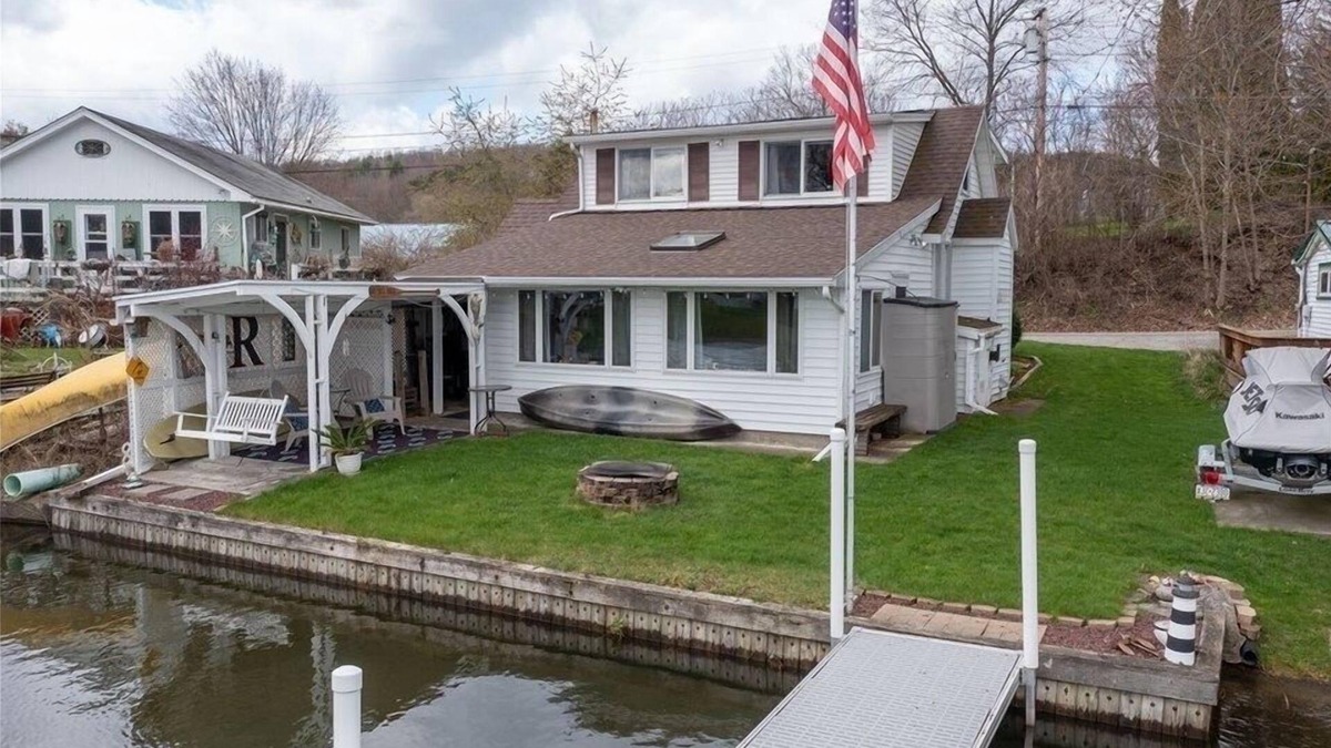Scottsburg Cottage | Charming 2-bedroom cottage on Loon Lake