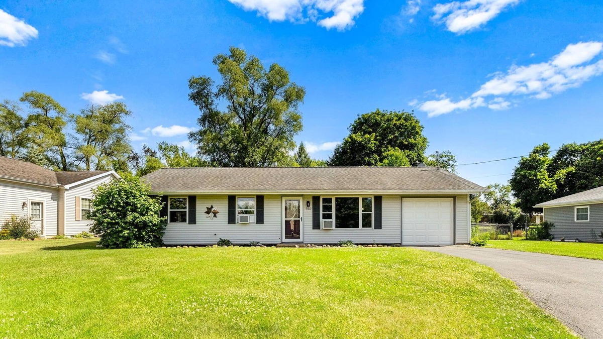 Warsaw Cottage | Charming 2-bedroom cottage with Central AC WiFi close to amazing downtown Warsaw