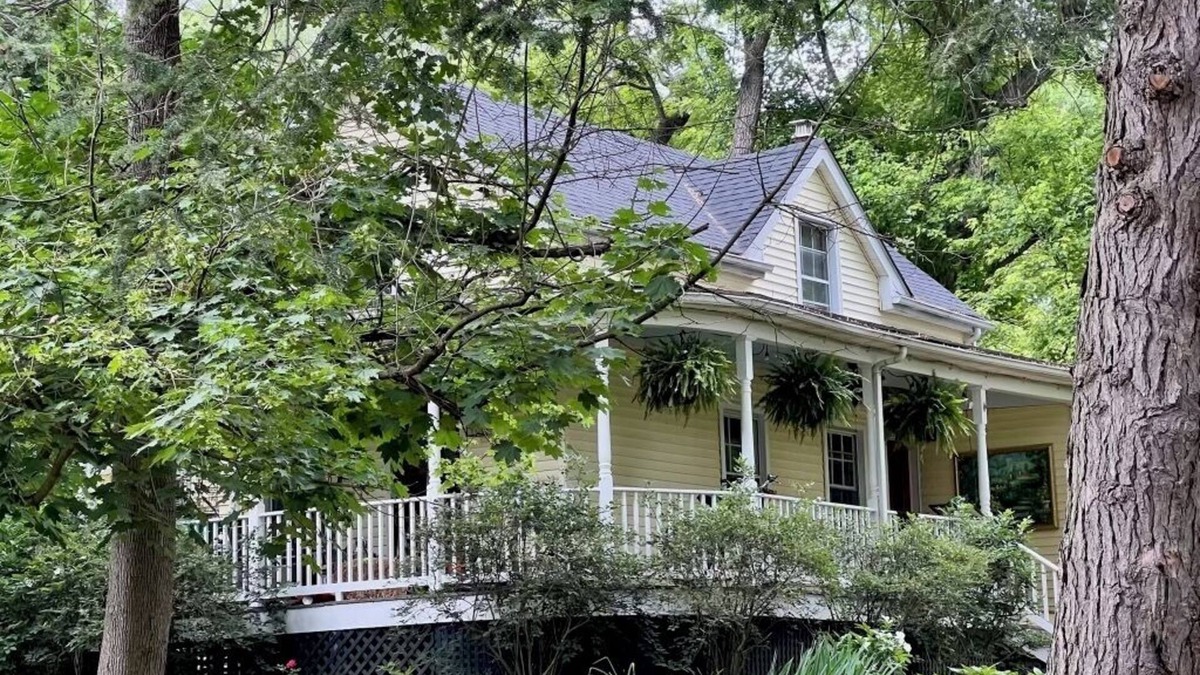 Boyce Cottage | Charming 2-bedroom cottage with WiFi, AC in delightful Boyce