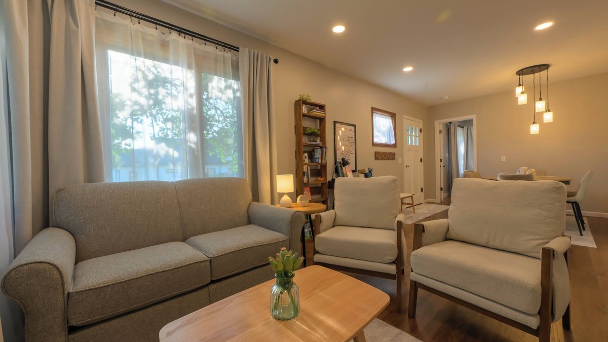 Pella Cottage | Charming 2-bedroom cottage with WiFi, AC in lovely Pella