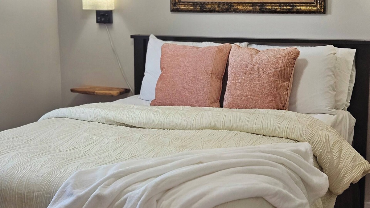 Kyle Cottage | Charming 2-bedroom cottage with AC, WiFi in welcoming Kyle