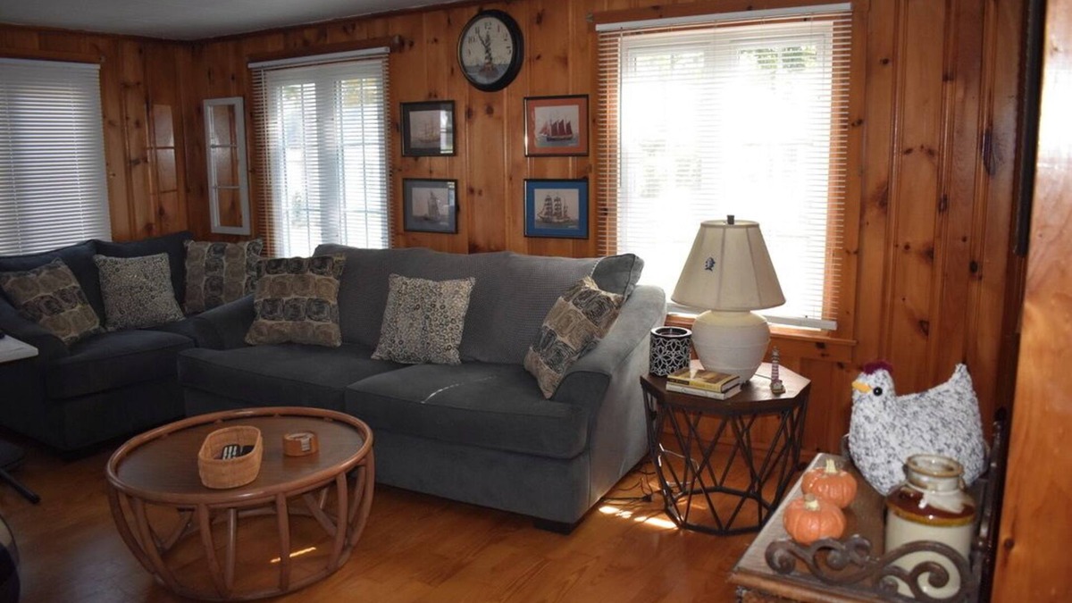 York Beach Cottage | Charming 2 bedroom cottage in York. Sleep 6. 5 minute walk to Long Sands Beach.