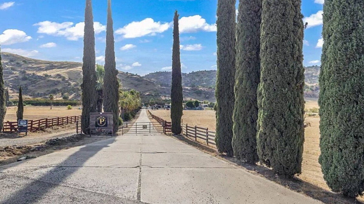 Kaweah House | Charming 2-bedroom country house in Exeter with WiFi, AC, Mountain views