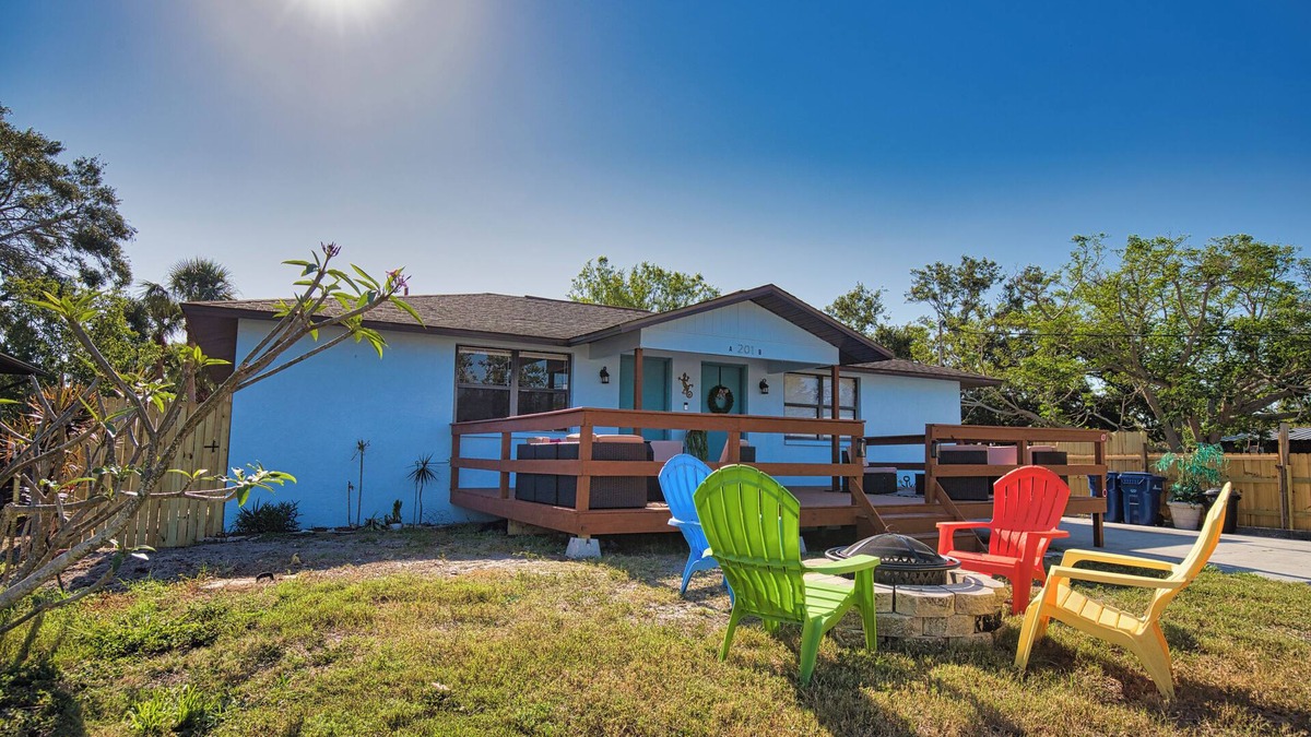 Laurel House | Charming 2-bedroom duplex in lovely Nokomis. 12 min walk to beach pet friendly