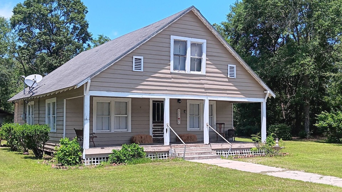 Blackshear Other | Charming 2-bedroom farmhouse in Blackshear with AC