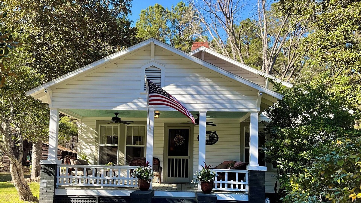 Walterboro Other | Charming 2-bedroom farmhouse in Walterboro-pet friendly, lots of outdoor space