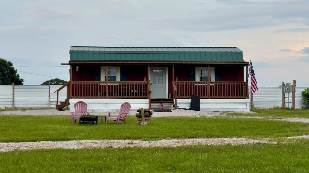 Decherd Other | Charming 2-bedroom farmhouse near The Caverns and Woods Reservoir Lake