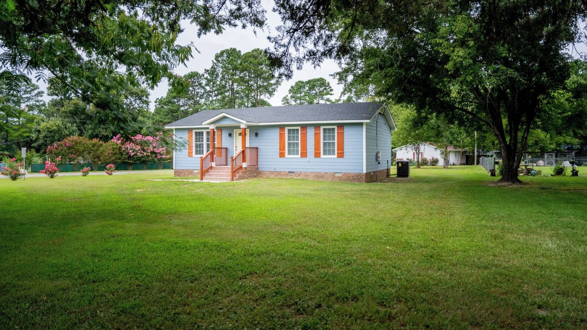 Wake County Other | Charming 2-bedroom farmhouse in nice Wendell with AC, WiFi