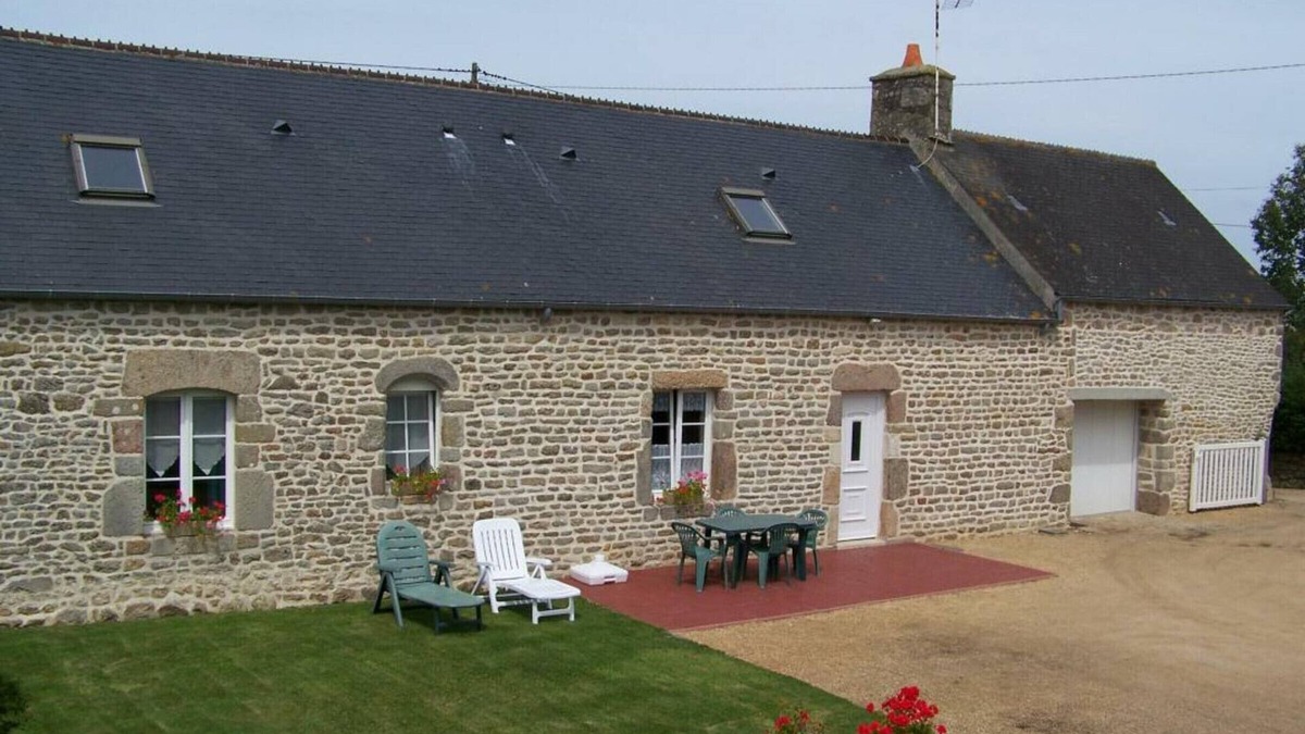 Neville-sur-Mer Cottage | Charming 2-Bedroom House with Garden, BBQ, and Fireplace in Vicq-sur-Mer