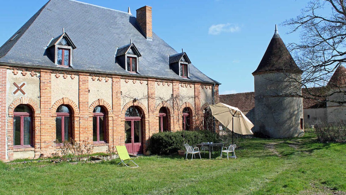 Trezelles Cottage | Charming 2-Bedroom Gîte: Countryside Views, Modern Amenities, Near Vichy & Lapalisse