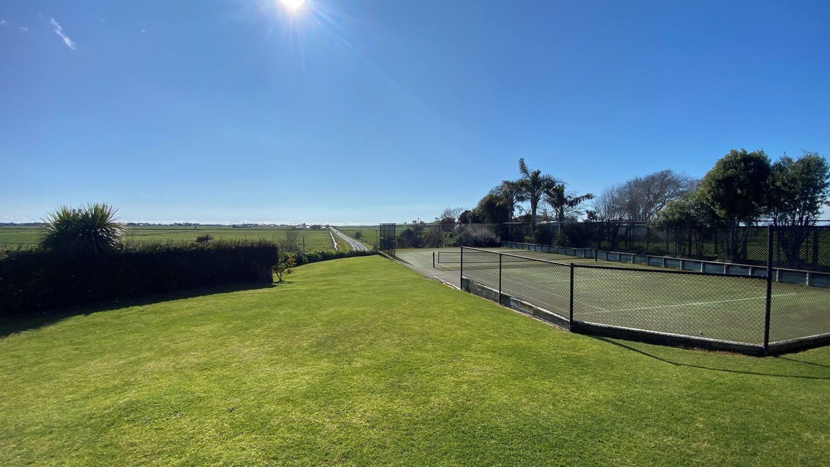 Pukehina House | Charming 2-Bedroom Guest House with Tennis Court near Beach