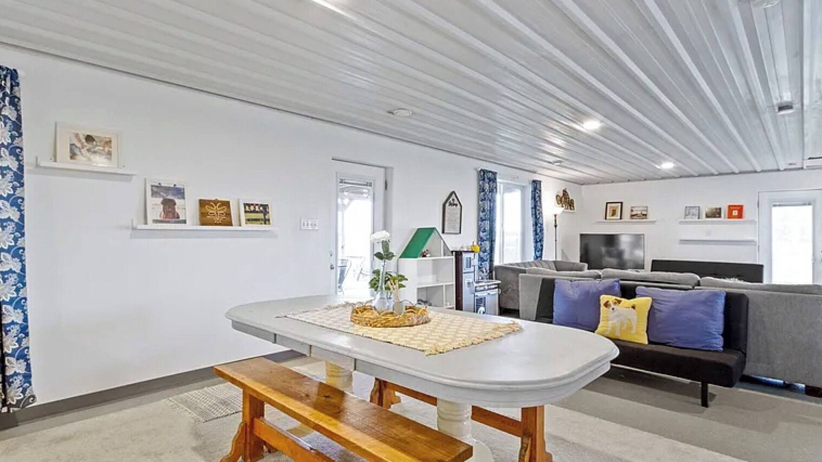 Sheridan House | Charming 2-bedroom guesthouse with AC, WiFi on a farm close to Grand Park