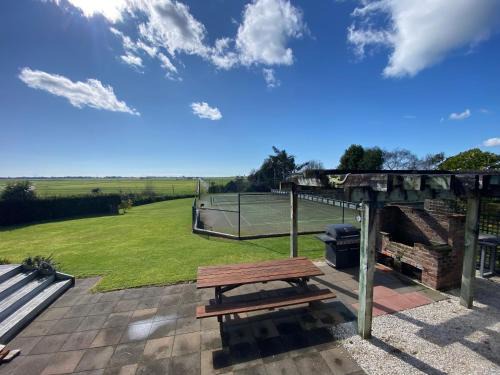 Pukehina House | Charming 2-Bedroom Guest House with Tennis Court and Beach Nearby
