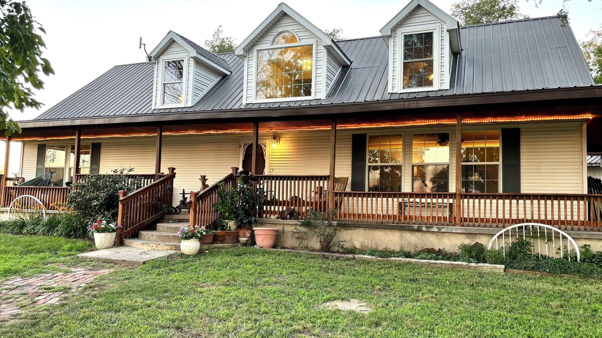 Hutchinson House | Charming 2-bedroom house in Hutchinson with WiFi, family-friendly.