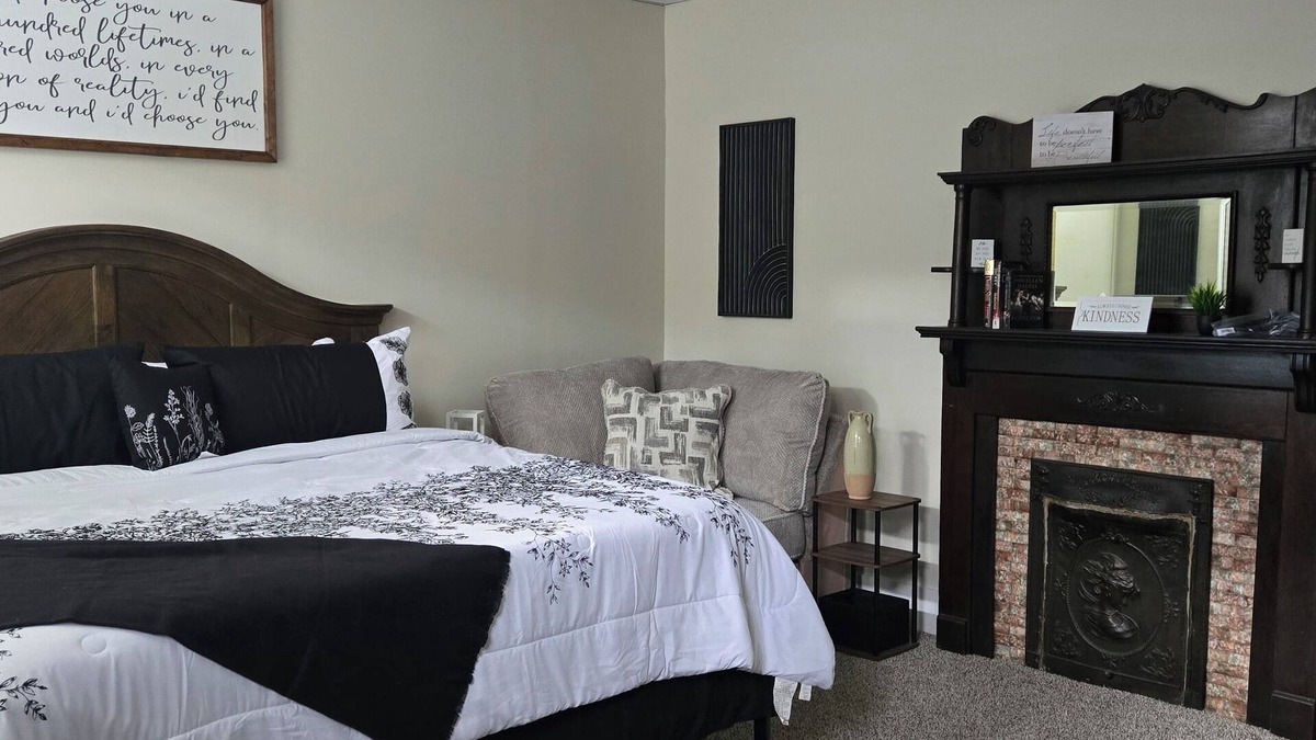 West Main Historic District House | Charming 2-bedroom house in lovely Louisville. Located near Churchill Downs/YUM.