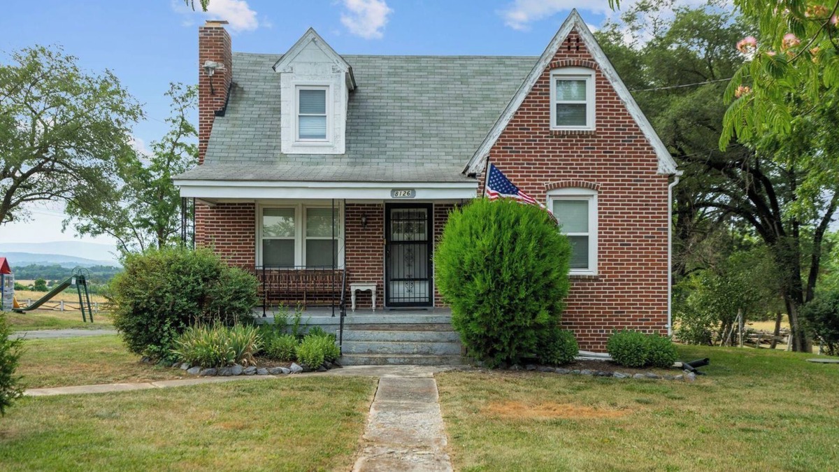 Middletown House | Charming 2-bedroom house with WiFi, AC, Gorgeous Views in serene Middletown
