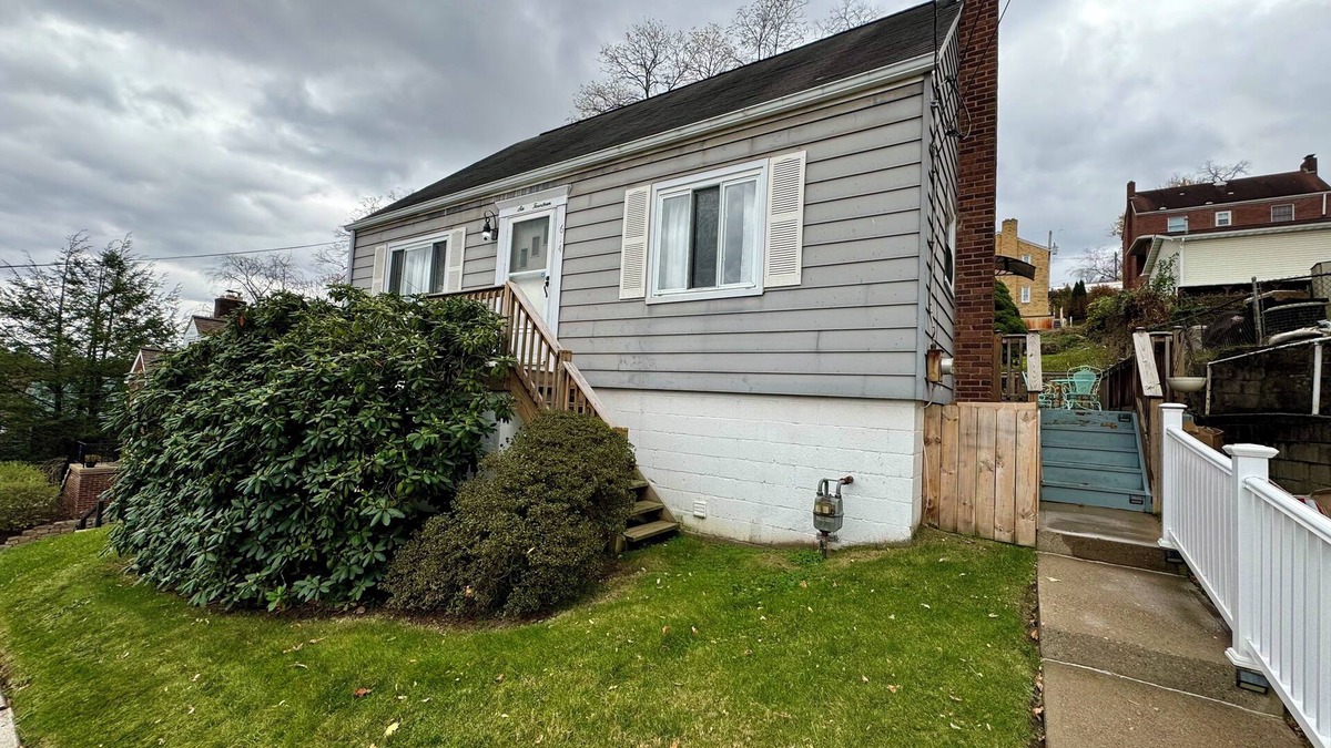 Brookline House | Charming 2-bedroom house with AC, WiFi in Pittsburgh