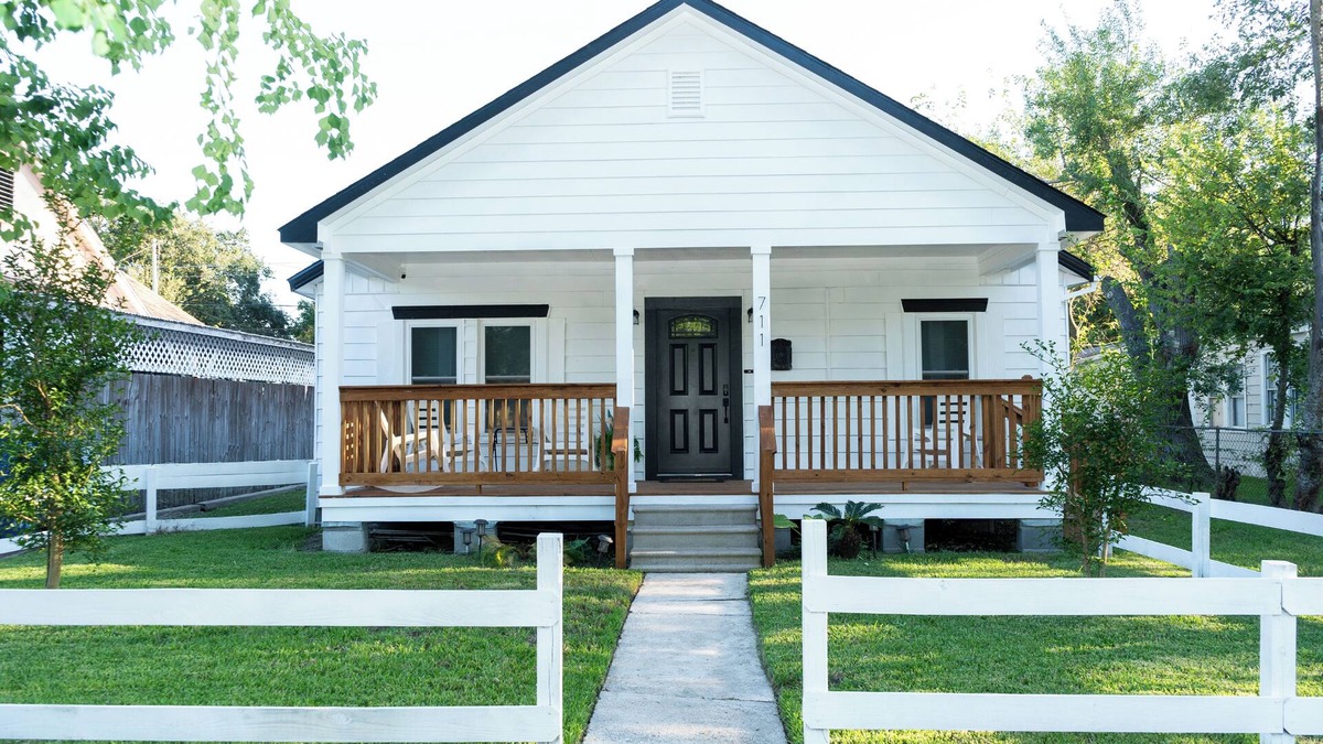 Texas City House | Charming 2-bedroom house located in Texas City