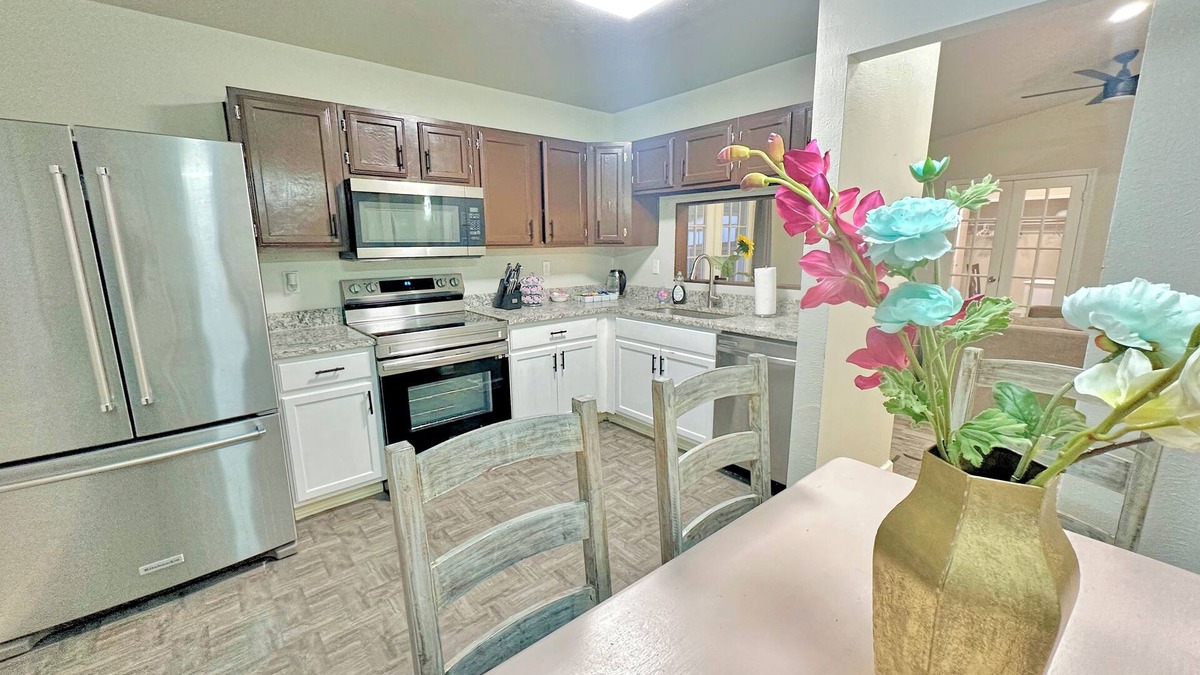 The Colony House | Charming 2-bedroom house in The Colony with WiFi, AC