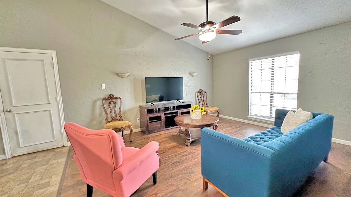 The Colony House | Charming 2-bedroom house with AC, WiFi in wonderful The Colony