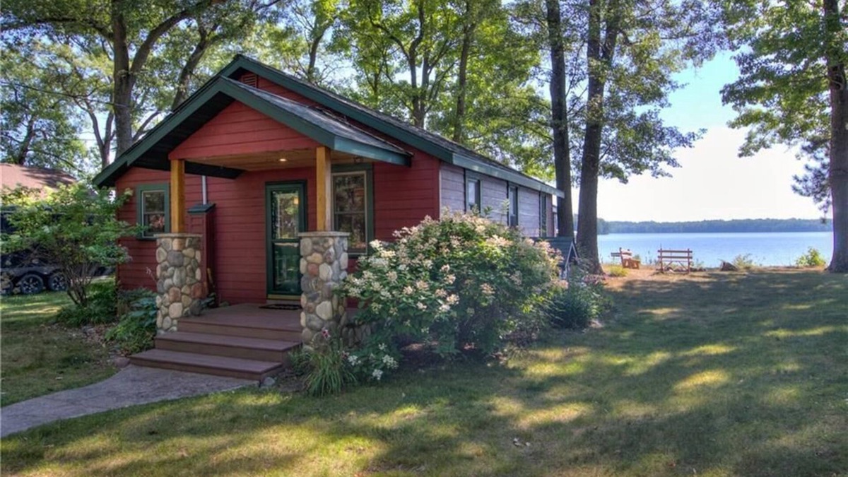 Northwoods Beach Cabin | Charming 2-bedroom Hayward Cabin on Lac Courte Oreilles