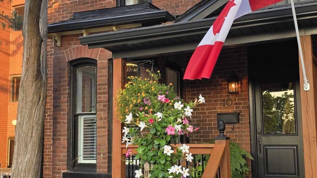 Grimsby House | Charming 2-bedroom historic home with WiFi and AC in Grimsby