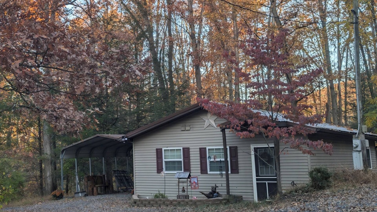 Howard House | Charming 2-bedroom house in Blanchard with AC