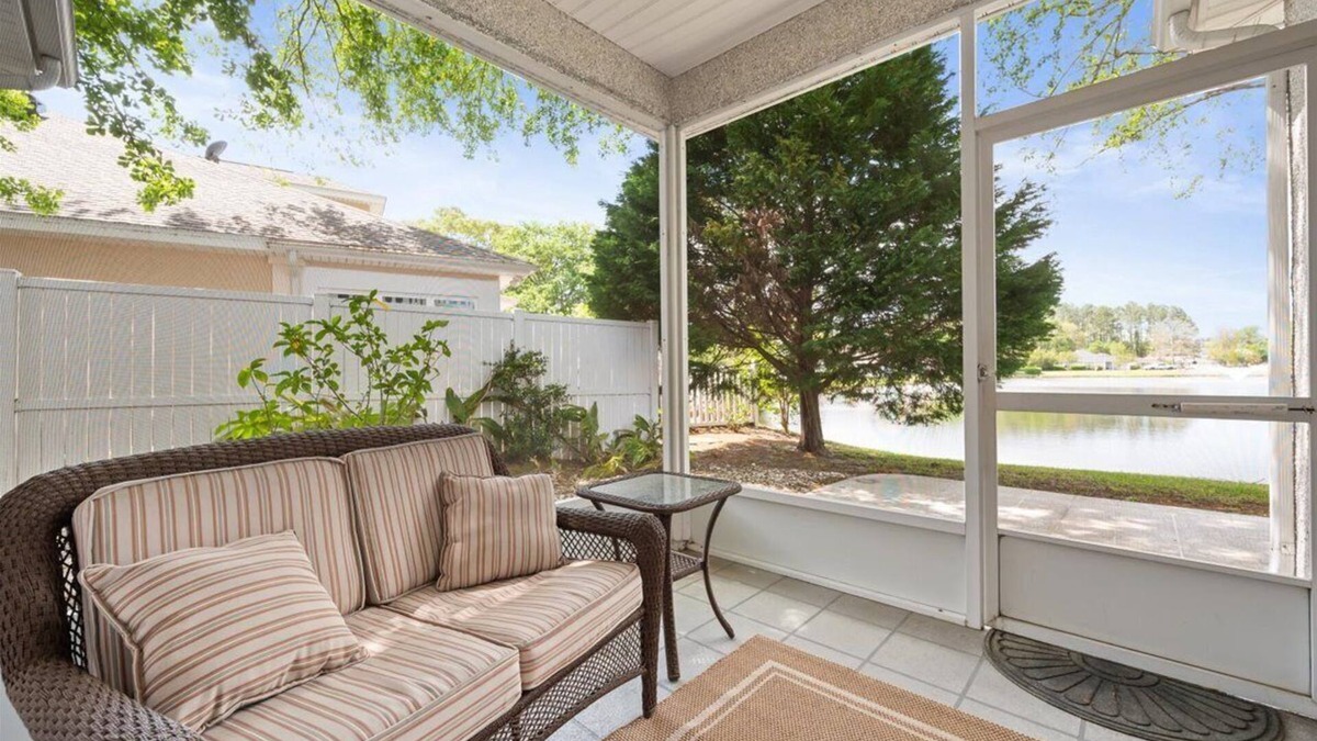 Brunswick House | Charming 2-bedroom house on a Pond with Wildlife