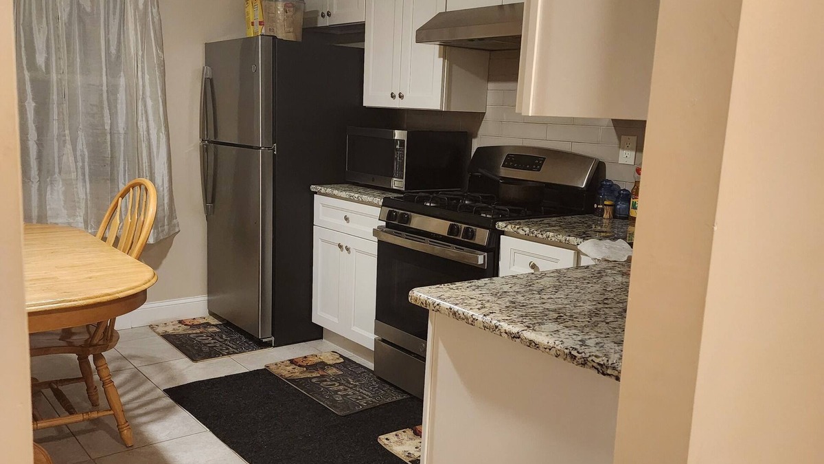 Elizabeth House | Charming 2-bedroom house with AC, WiFi in delightful Elizabeth